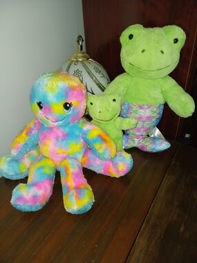 Build-A-Bear Green Frog Merfrog and Baby Frog Rainbow Tie-Dye Octopus Plush Lot